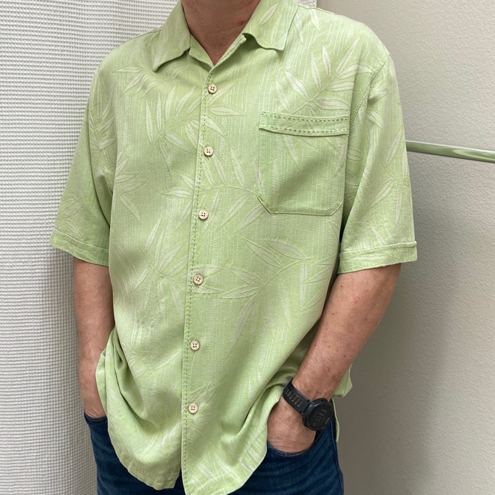 Men’s Jamaica Jaxx authentic island style light green button down shirt. Size M